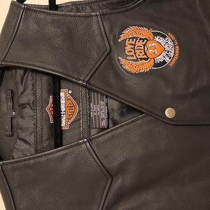 (121) Women's Harley Davidson leather vest size M